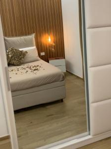 拉斯佩齊亞的住宿－Suite ZEUS，一间小卧室,配有一张床和镜子