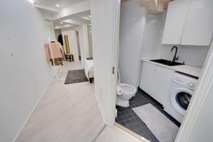 Koupelna v ubytování Best location in Tampere! Modern city apartment, 2rooms, kitchen and balcony