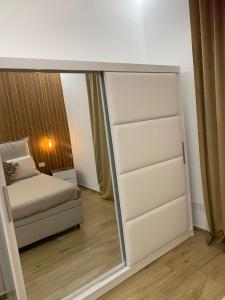 拉斯佩齊亞的住宿－Suite ZEUS，一间小卧室,配有一张床和镜子