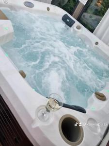 Fotografia z galérie ubytovania Karwia Plaza - Apartments - Domki z jacuzzi i sauną v destinácii Karwia