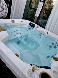 Fotografia z galérie ubytovania Karwia Plaza - Apartments - Domki z jacuzzi i sauną v destinácii Karwia