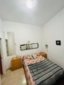 1 dormitorio con cama y espejo en la pared en Apartamento Privado en Alameda de Hércules, en Sevilla