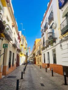 una calle vacía en un callejón entre edificios en Apartamento Privado en Alameda de Hércules, en Sevilla