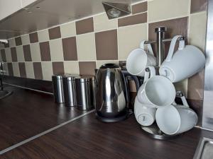 Příslušenství pro přípravu čaje a kávy v ubytování Pass the Keys Spacious Newly Refurbished Central 2 Bed Apartment