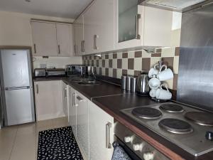 مطبخ أو مطبخ صغير في Pass the Keys Spacious Newly Refurbished Central 2 Bed Apartment