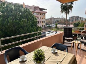 una mesa y sillas en un balcón con vistas en APARTAMENTO LOS GIRASOLES 1 en Salou