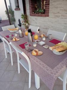 Pendé的住宿－La salicorne，上面有食物和面包的桌子