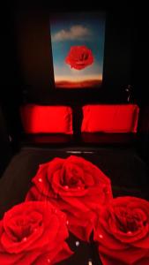 eine Gruppe roter Rosen in einem Zimmer in der Unterkunft 4 Stars Magheru Studio in Bukarest
