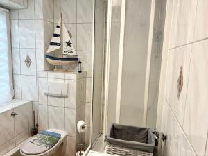 ein Badezimmer mit einem Segelboot an der Wand in der Unterkunft Seeadler Wohnung in Diedrichshagen