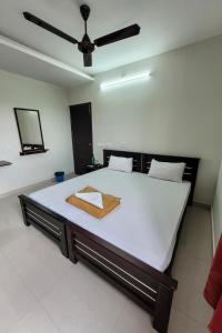 1 dormitorio con 1 cama blanca grande y techo en Hotel Harigardenia - Airport Mattuthavani ring road, Near Meenakshi Mission Hospital, Madurai, en Tallākulam