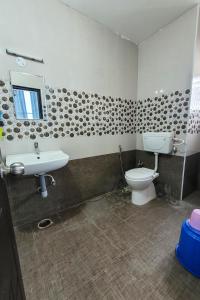 y baño con aseo y lavamanos. en Hotel Harigardenia - Airport Mattuthavani ring road, Near Meenakshi Mission Hospital, Madurai, en Tallākulam