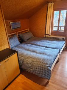 een slaapkamer met een bed en een raam bij Traditional chalet in Wengen - Top Floor in Wengen