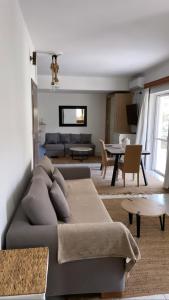 salon z kanapą i stołem w obiekcie Greece Apartments Now w mieście Patras