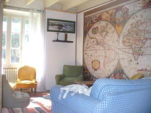 una sala de estar con un mapa del mundo en la pared en La maison de la Guérande, en Hénanbihen