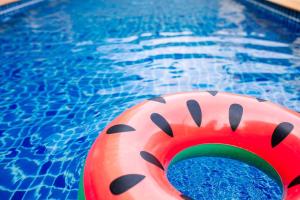 un gilet de sauvetage rouge dans une piscine dans l'établissement Wanna Marine, à Patong Beach