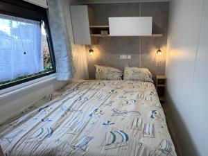 Postel nebo postele na pokoji v ubytování Mobil Home Tout Confort - 6 pers - 3 ch - 44m2 et jardin - Siblu Les Charmettes
