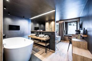 TV o dispositivi per l'intrattenimento presso ALMMONTE PRÄCLARUM SUITES Design Hotel