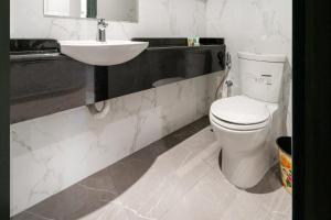 Vannituba majutusasutuses Family-Sized 4BR I Pool, Jacuzzi & Gym +16 fotot