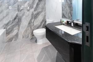 Vannituba majutusasutuses Family-Sized 4BR I Pool, Jacuzzi & Gym