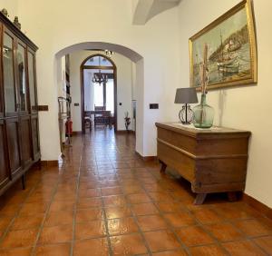 a hallway with a dresser and a vase on a wooden table at Las 9 Candelas alojamiento en el centro de Yecla in Yecla