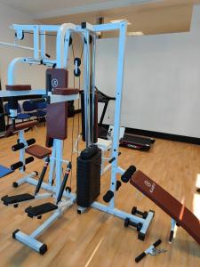 Hôtel Terminus - Pizzeria Pizz'a gogo - salle de sport - face à la gare的健身中心和/或健身设施