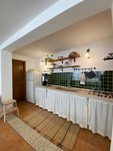 une cuisine avec une table et un chiffon de table blanc dans l'établissement La depandance di Villa Rosa locazioni brevi, à Mondello