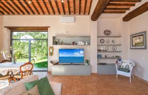 a living room with a tv and a couch at Casale1918 in Pietrasanta