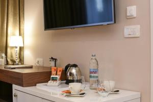 Habitación con encimera y TV en la pared. en Luxury Rooms LaVie - Standard Rooms en Zadar