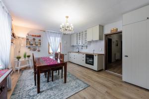 cocina y comedor con mesa y sillas en Apartmanovy dům Bublajda, en Bublava