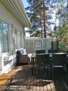 une terrasse avec une table et des chaises sur une maison dans l'établissement Cozy 73m2 terraced house with sauna, à Naantali