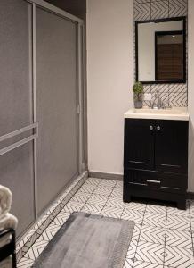 La salle de bains est pourvue d'une douche, d'un lavabo et d'un miroir. dans l'établissement Hermoso depa cerca de consulado, à Ciudad Juárez