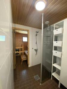 A bathroom at Cozy 73m2 terraced house with sauna