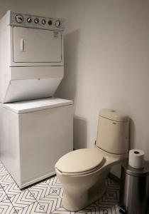 a white bathroom with a toilet and a stove at Hermoso depa cerca de consulado in Ciudad Juárez