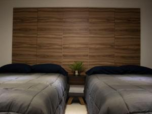 dos camas sentadas una al lado de la otra en una habitación en Hermoso depa cerca de consulado, en Ciudad Juárez