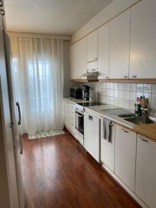 A kitchen or kitchenette at Cozy 73m2 terraced house with sauna