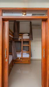 ein Zimmer mit Etagenbett und 2 Etagenbetten. in der Unterkunft Zentiga Surf Hostel in Canggu