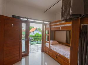 Schlafzimmer mit Etagenbetten und Balkon in der Unterkunft Zentiga Surf Hostel in Canggu