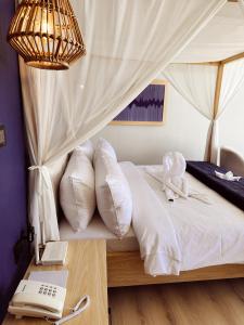 Schlafzimmer mit einem Bett, einem Laptop und einem Schreibtisch in der Unterkunft Khoj Resorts in Shigar