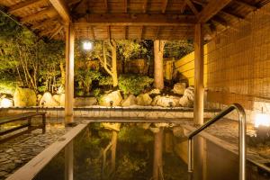uno zoo con una piscina d'acqua in un edificio di Hotel Hoho "A hotel overlooking the Echigo Plain and the Yahiko mountain range" formerly Hotel Oohashi Yakata-no-Yu a Niigata