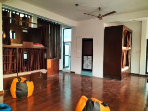 sala de estar con bolsas de color naranja y negro en el suelo en Sonu Guesthouse & Hostel en Rishīkesh