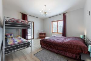 布布拉瓦的住宿－Apartmanovy dům Bublajda，一间卧室配有一张床和一张双层床。