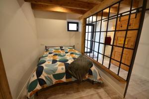 1 dormitorio con 1 cama en una habitación pequeña en L’Etable, en Breitenbach-Haut-Rhin