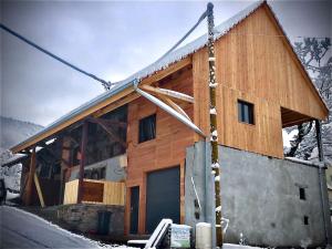 una casa en construcción en la nieve en L’Etable, en Breitenbach-Haut-Rhin