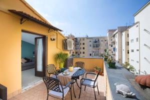 patio con mesa y sillas en el balcón en Estate4home - Casa Cristina, en Sorrento
