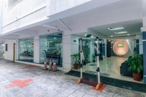 un vestíbulo de un edificio con macetas en Hotel Athome , Whitefields, Kondapur, en Hyderabad