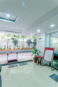 une chambre avec un panneau et une table plantée d'arbres dans l'établissement Hotel Athome , Whitefields, Kondapur, à Hyderabad
