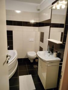 ミエルクレア・チュクにあるNEXUS FORTUNAの白い洗面台とトイレのあるバスルーム +18枚の写真