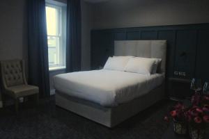 A bed or beds in a room at Pv Fallons