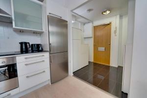 Η κουζίνα ή μικρή κουζίνα στο Upea kolmio+sauna parhaalla paikalla! +3 φωτογραφίες