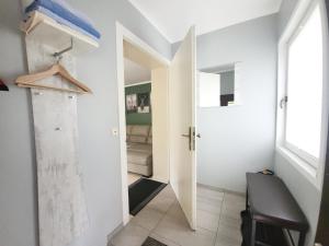 - un couloir avec une porte et une chaise dans la chambre dans l'établissement Ferienwohnung Hundeblick, à Tambach-Dietharz